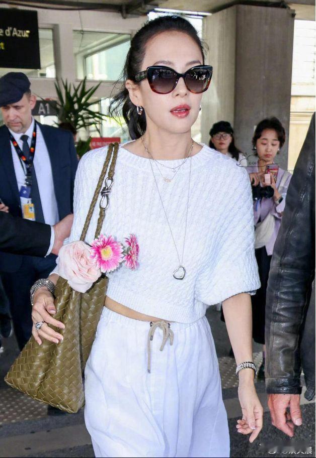 不得不说章子怡气质大变！一身白衣干净大气氛围感拉满，穿搭质感十足，年岁46却宛若