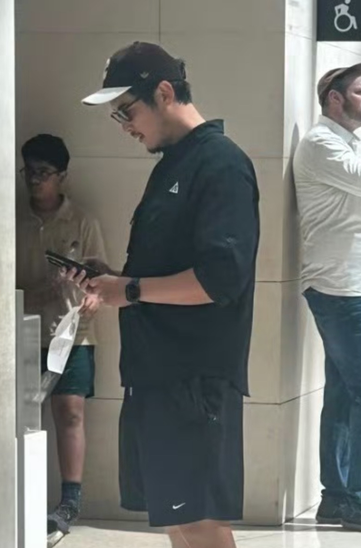 金世佳肚子我以为金世佳怀孕了，再一想不对啊，他是男的啊但是男的到了中年很多人都会