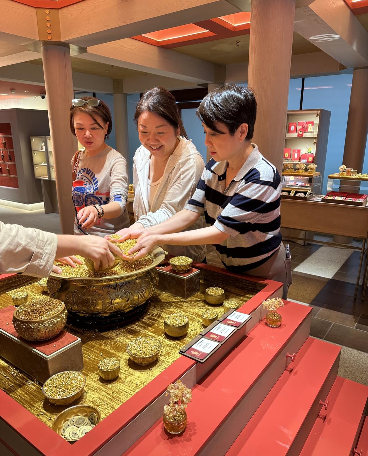 5月15日，赌王四太梁安琪现身广州阿那亚小镇游玩，她特地去拜了财神爷，还买了面包