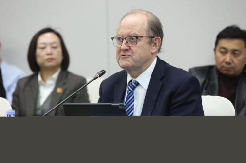 中美“必有一战”？英国专家捅破窗户纸：美国早想“核平”中国，只是怕打不赢 别