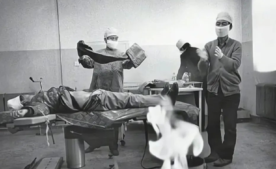 90年代，某地一医院正在给一名妇女做结扎手术时的一幕。