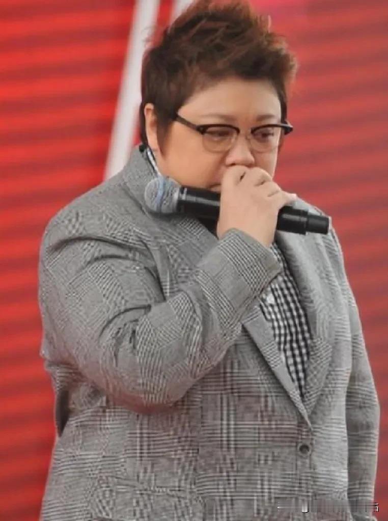 闫学晶奢侈风波升级！官媒出手锐评，韩红因一特殊举动口碑暴增！著名演员闫学晶直