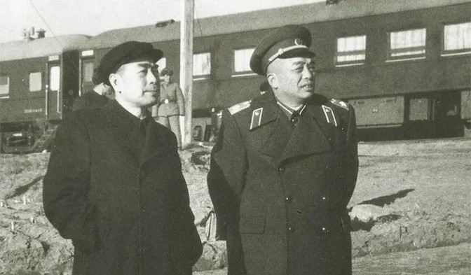 1954年前，周总理在军委虽然还有职务，但很少穿军装。周恩来，1898年3月5