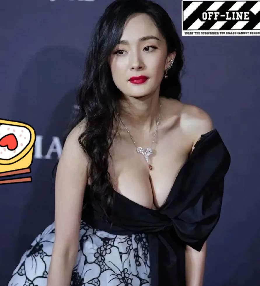 杨幂这套高定礼服上身，大家都在说，这身材比例太不符合科学了。​这不是瘦，是硬