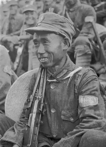 1943年，冀东300名八路军被鬼子包围，一名老者从驴背上跳下来，手拿一把“英七