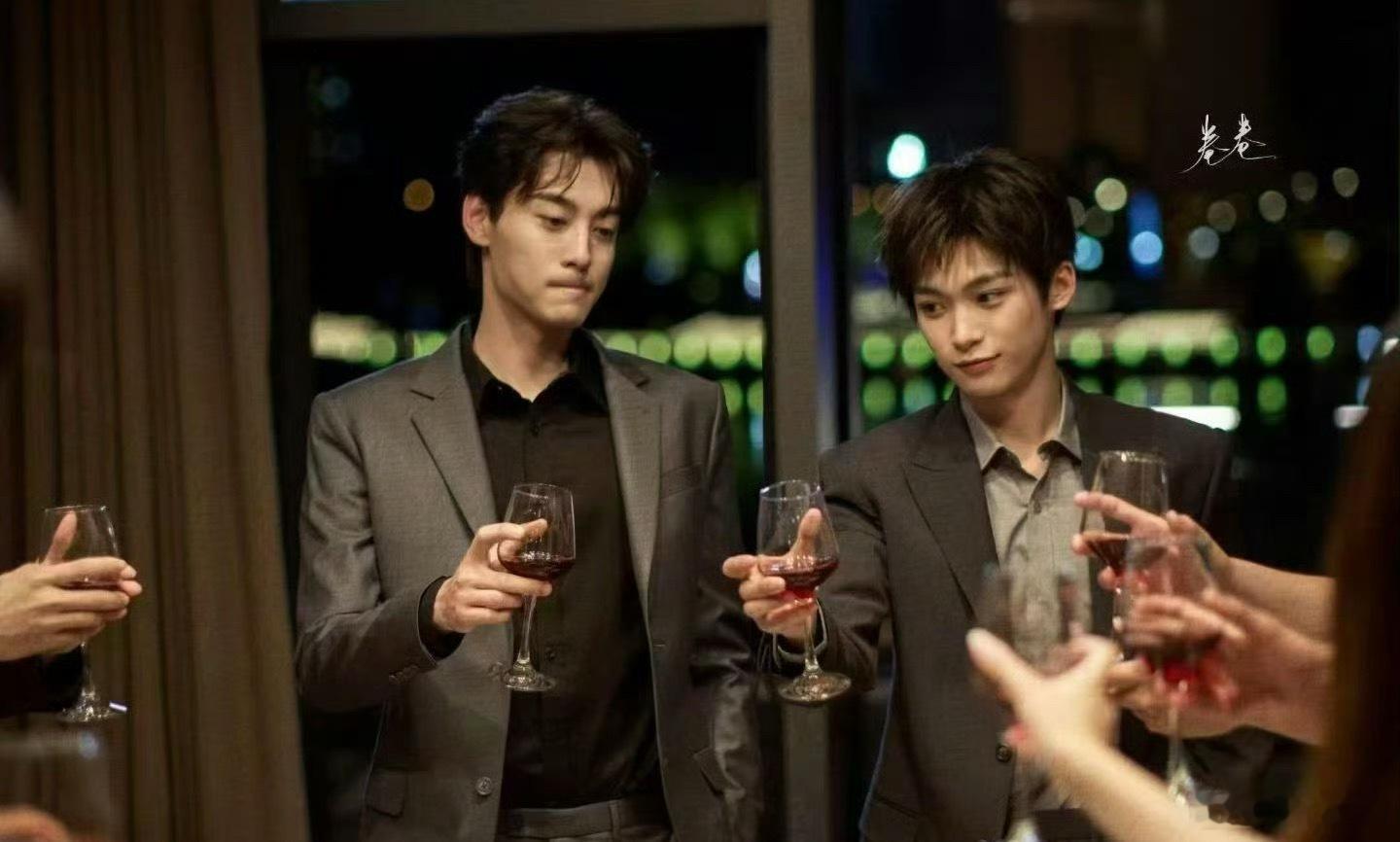 微博之夜期待梓渝和田栩宁，雷朋99！！！他俩要包揽微博之夜了嘛