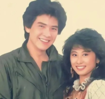 1982年，22岁的费翔和21岁的叶倩文，爱得难舍难分，两人跪求费翔母亲成全，费
