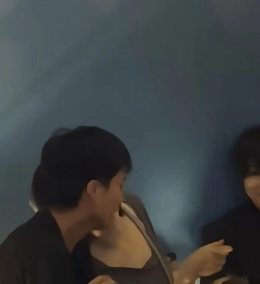王菲她才不衿持，私地里烟酒不离可嗨了，李嫣兔唇是有原因的。李嫣小时候动过手术纠正兔唇，这一点外界其实