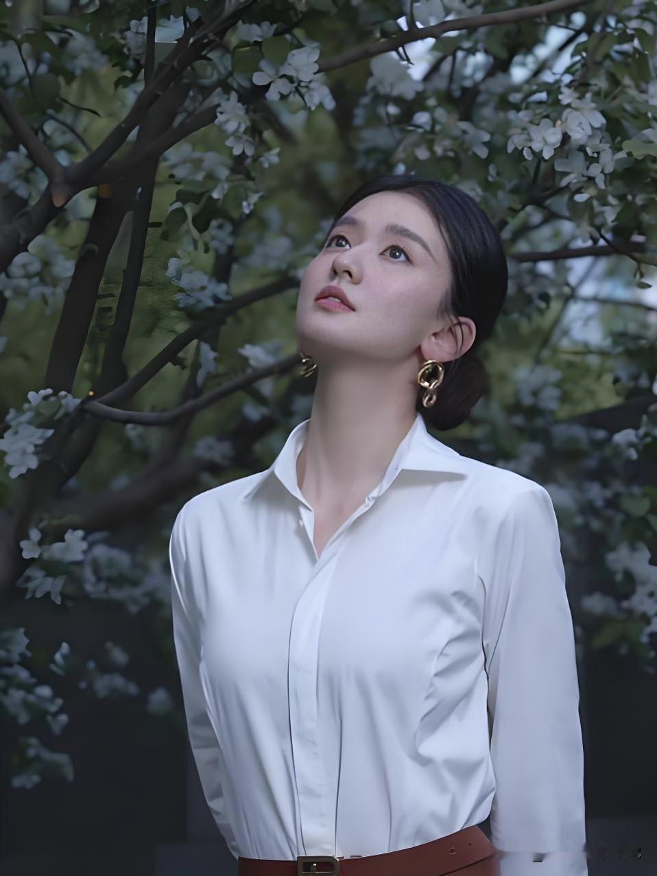 乔欣：眉眼温柔藏故事，步履从容自带光，静若秋水，动如清风。人在没钱的时候，到底有