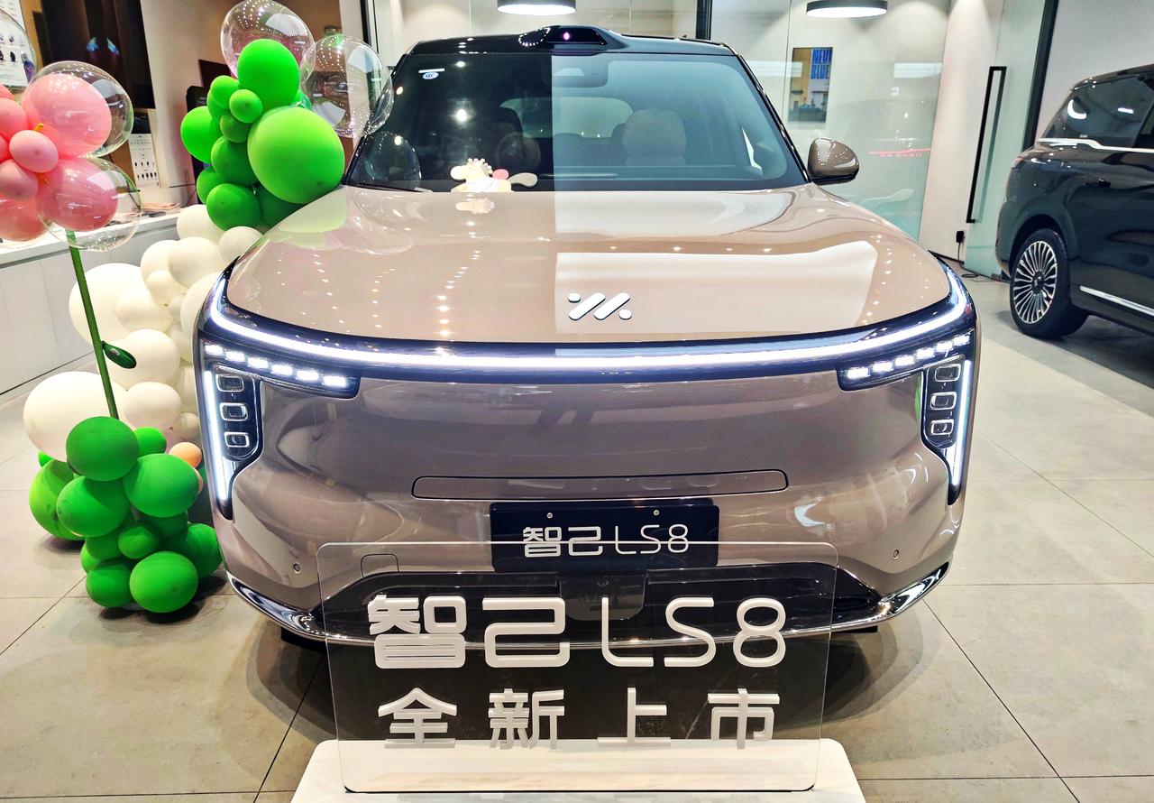 跨时代科技旗舰《智己LS8》智己LS8是上汽集团旗下，一款中大型增程旗舰S