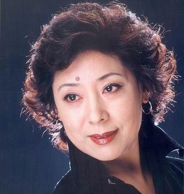 1990年，歌唱家关牧村因家暴提离婚，王星军说房子孩子选一样，关牧村的选择让他
