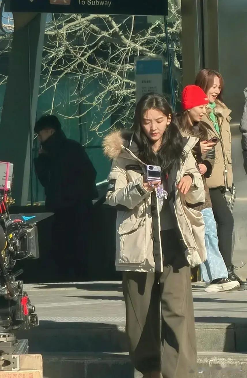 路人镜头下的章若楠，破碎感浑然天成，真实又戳人～​​​