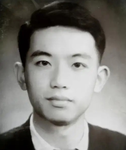 1956年，外交部的办公室里，几位领导正规劝一位21岁的青年，希望他能来外交部工