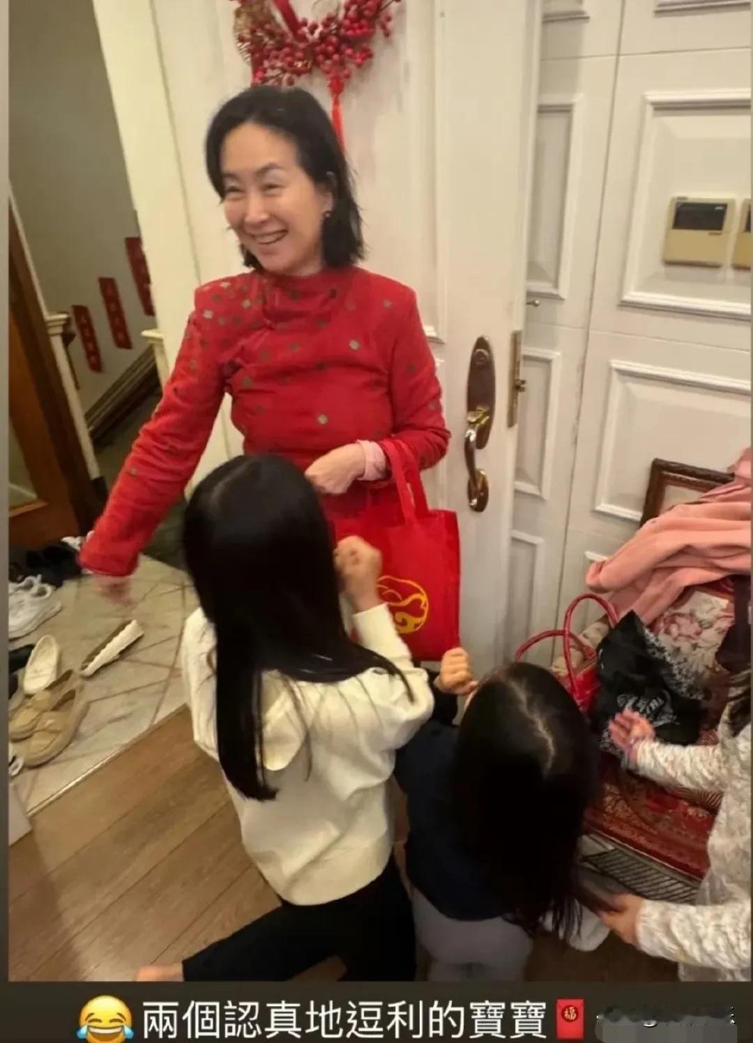 何超琼，太高兴了！何超琼穿红装赴发小之约，被一群孩子围着“逗利是”，场面好