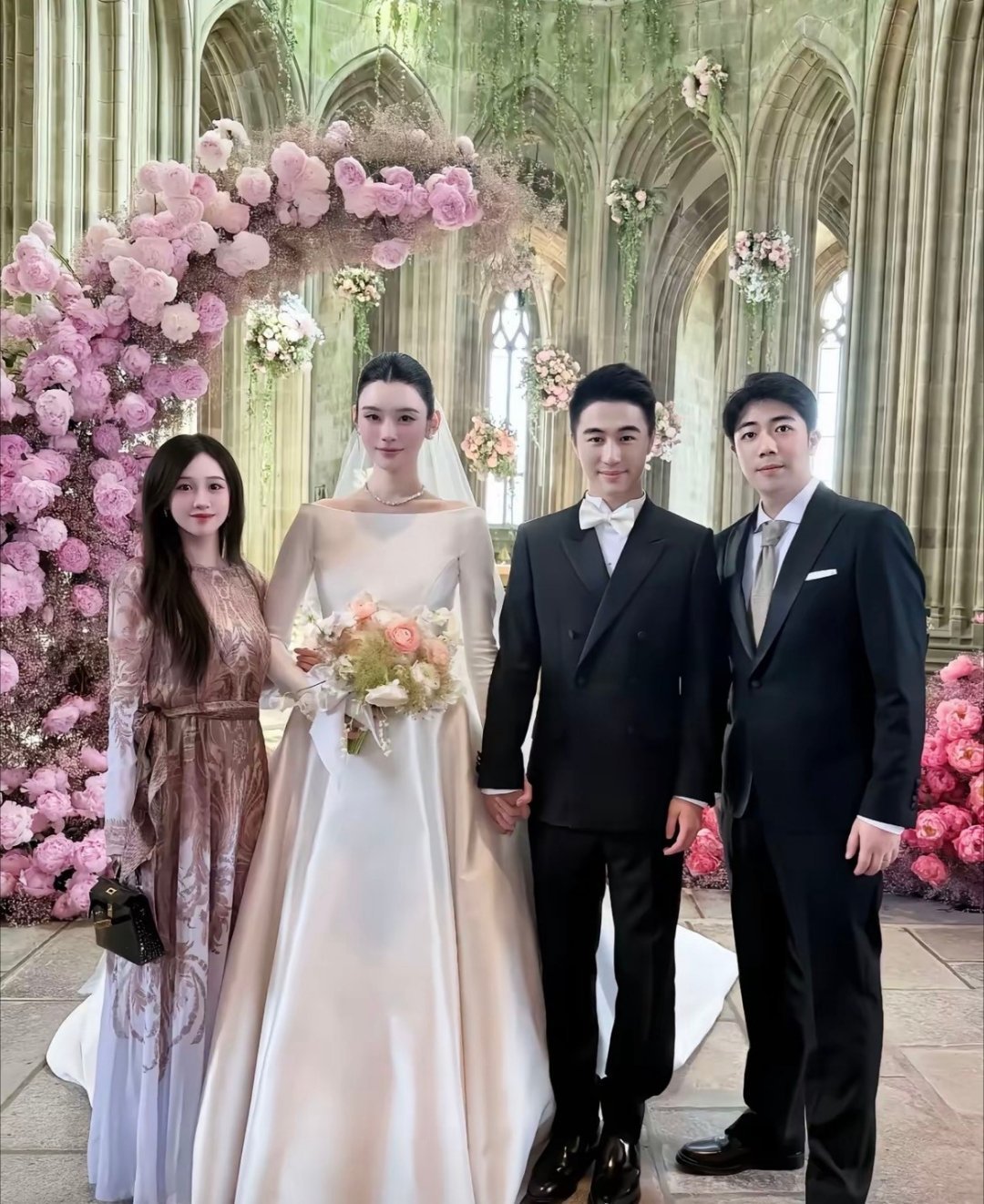 何猷君努力穿内增高，做高发型，也只能跟奚梦瑶看起来差不多高