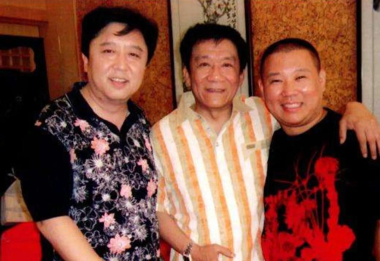 三位相声界重要人物同框：中间的相声表演艺术家侯耀文略显清瘦，但气色盈和；左侧