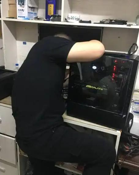 这人心真大！浙江。一女生一年前贴心地为男友购买了一台电脑整机。男友满心欢喜地玩了