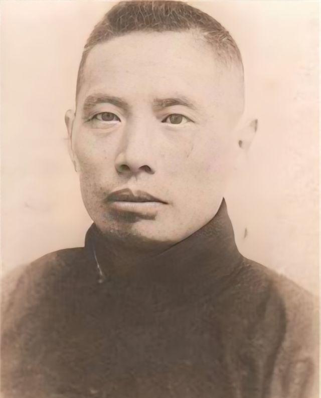 🌞1910年，上海青帮老大给一个实习医生敬酒，问道：“方大夫一个月挣多少？