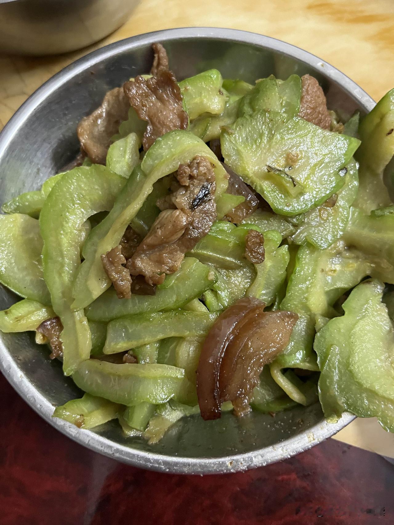 今天早餐1、猪肉炒苦瓜一碟2、蕃茄煮鸡蛋一碟3、广西的明火白粥一碗4、普