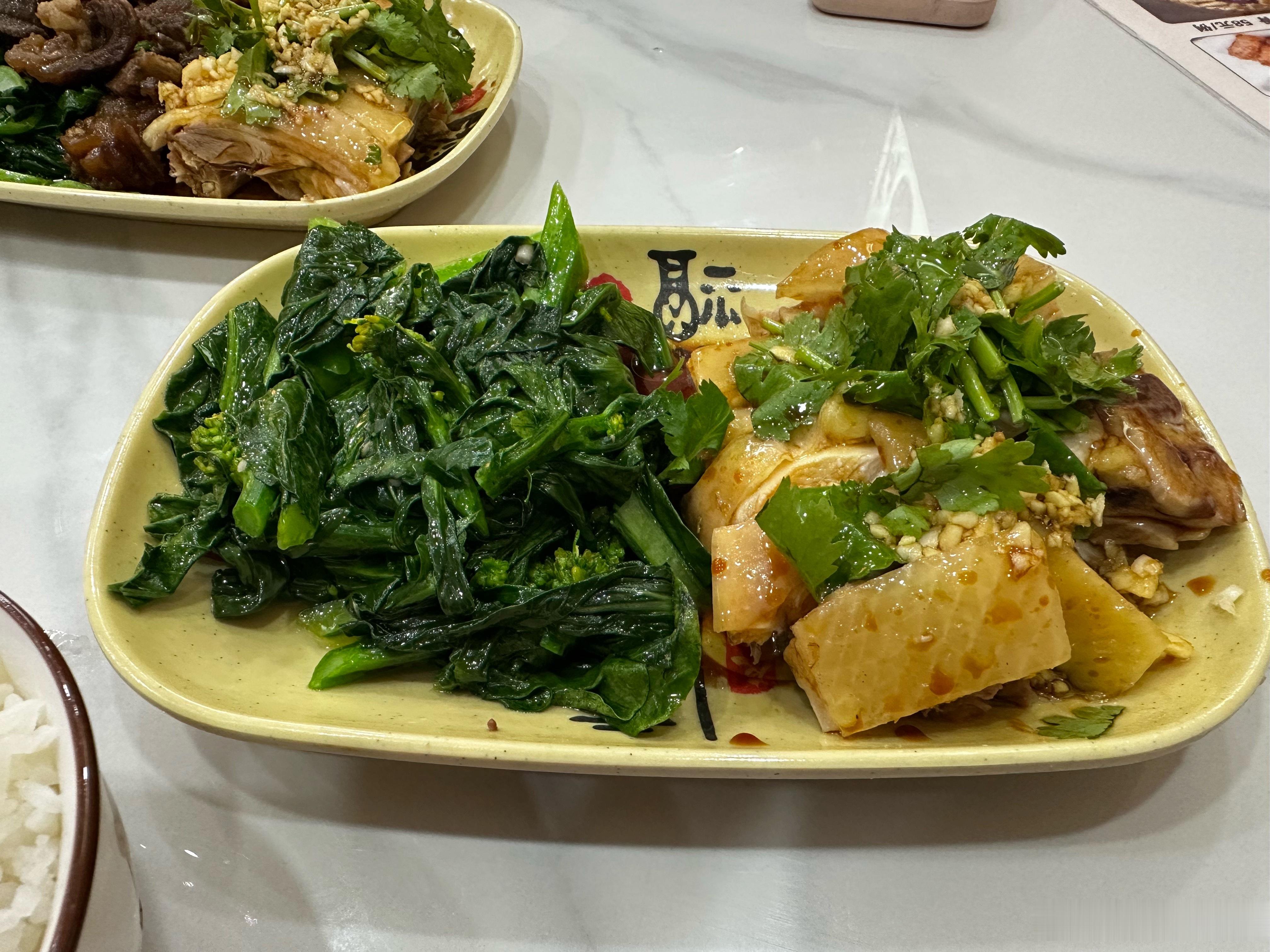 粤菜心心念念许久的化州香油鸡饭，终于尝到了，符合广东人的口味，比白切鸡香很多。