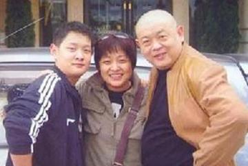 2005年，演员傅彪患上癌症，冯小刚掏出了200万给对方，张国立也给了40万，而