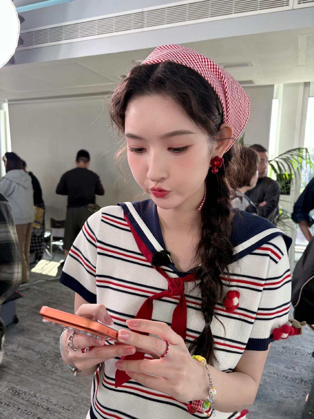 1.雷佳音在韩国旅游被偶遇，又胖了很多，娱乐圈唯一不需要身材管理却永远有顶级资源
