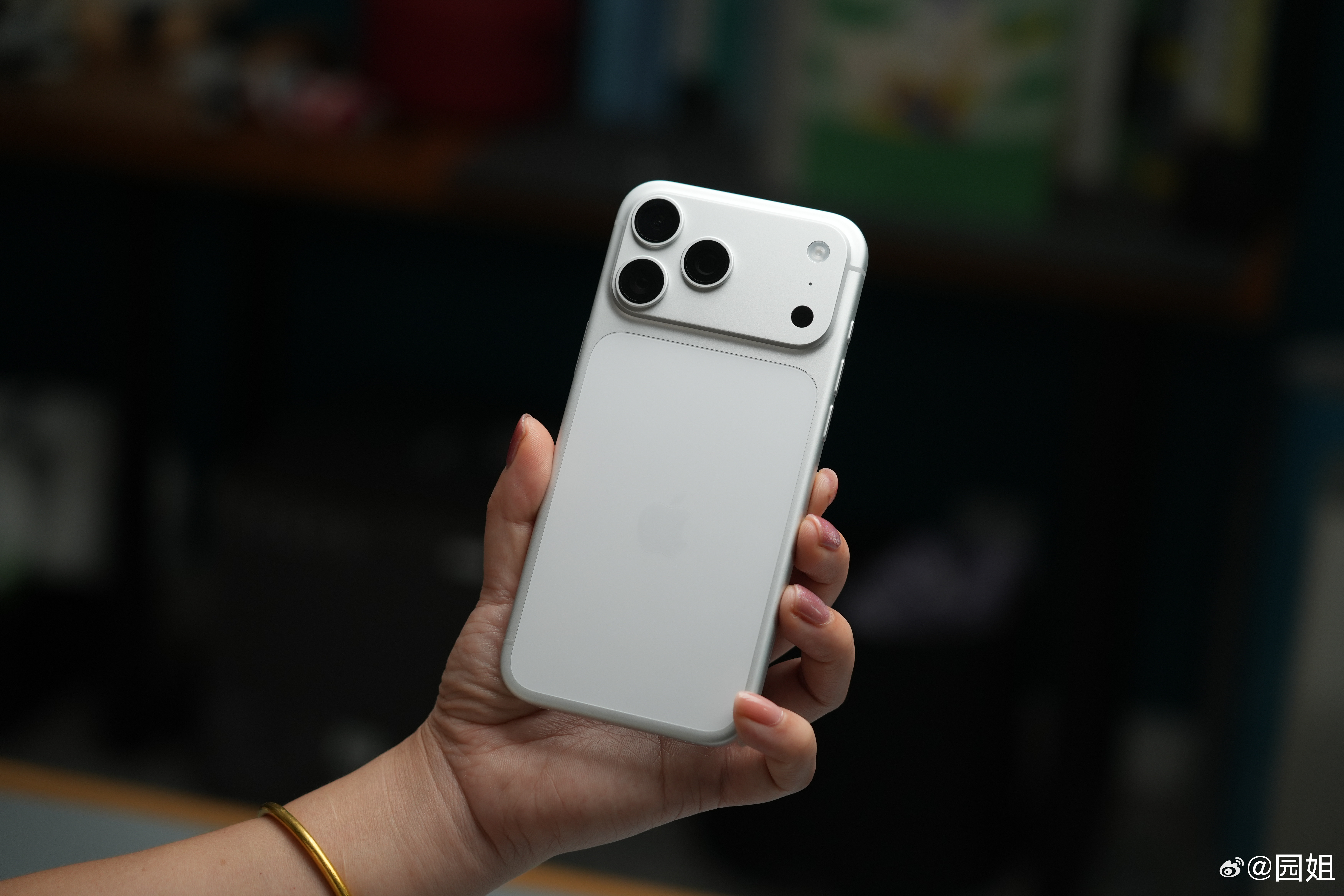iPhone17ProMax银色，说心里话背板有点不太好看，手感也不高级，真