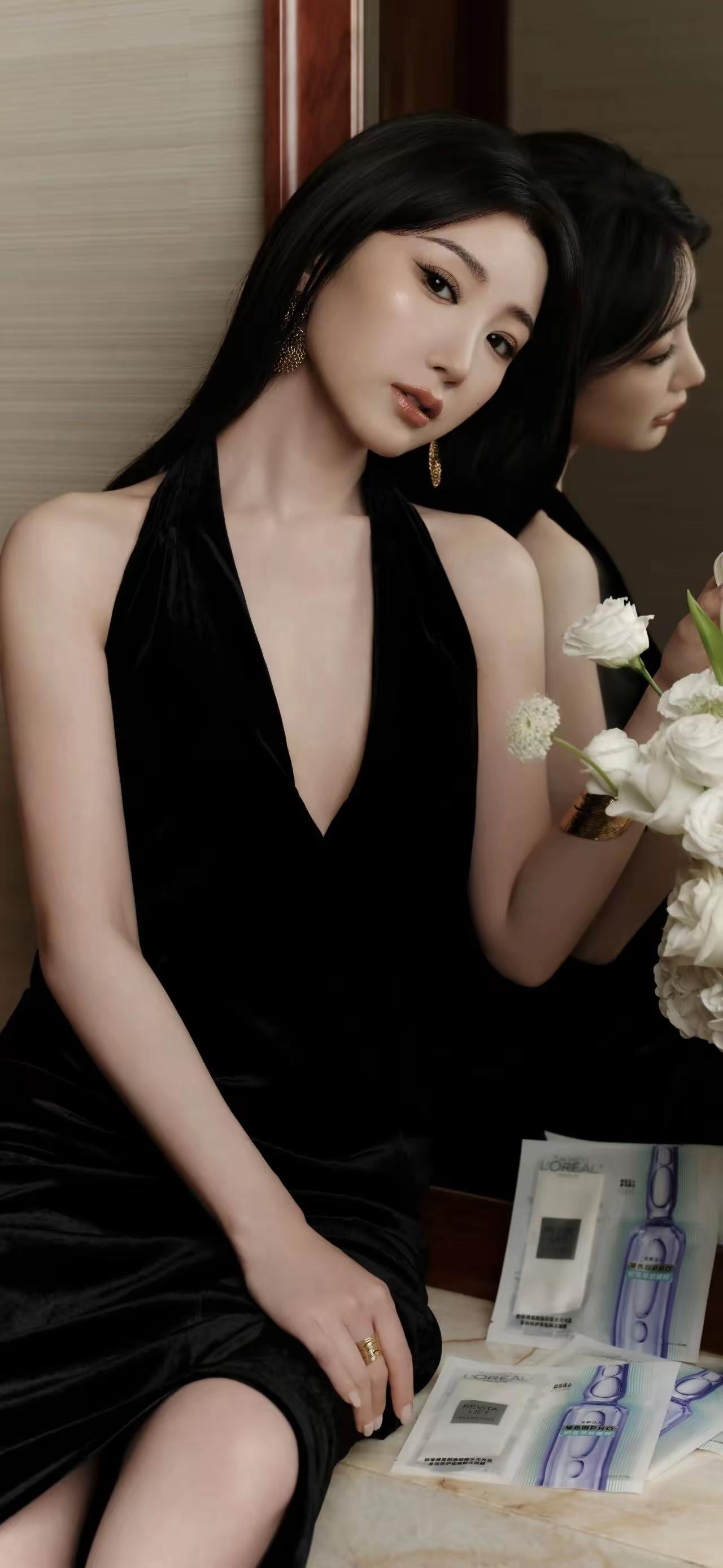 美女壁纸～毛晓彤，丝绒黑裙勾勒曼妙曲线，金饰点缀更添贵气锋芒，长发垂落间藏着温柔