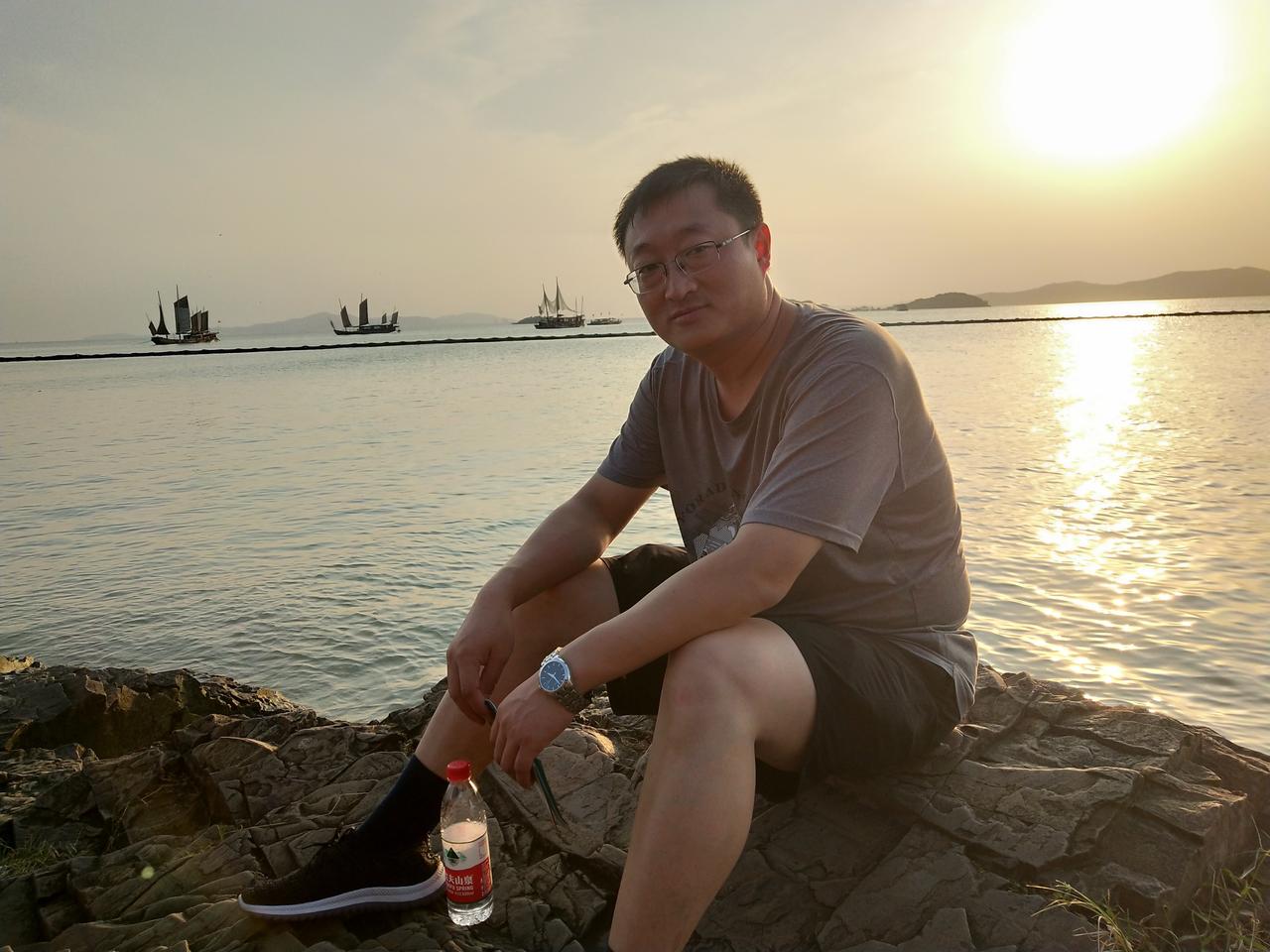 姥娘没有名字，也没有留下照片，一直到去世，相框里面的，都是一张非常模糊的照片，而