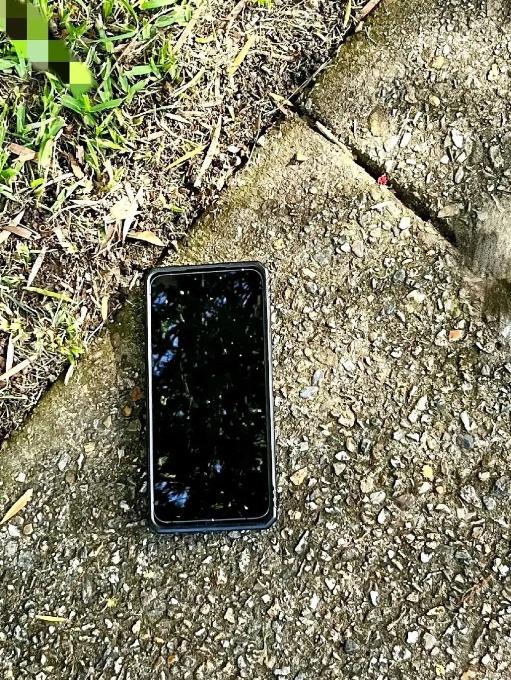 河南郑州，女子在路边捡到一部手机，她尝试解密码无果后，觉得手机留着也没用，就一把