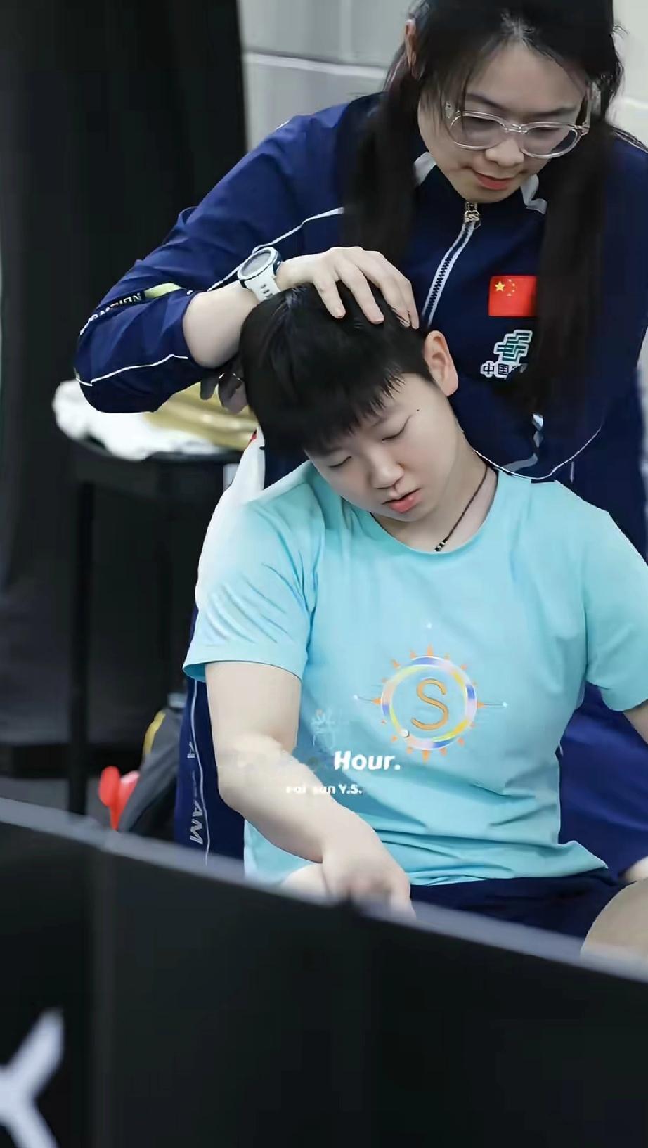 看莎莎和女队医相处还挺和谐，感觉还不错。以后女队医德华跟着莎莎也不错，看看她上手