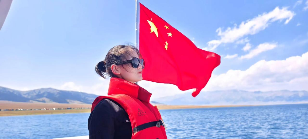 幸福一家人幸福莫过于一家人在一起出行旅游相互陪伴。塞里木湖景色宜人。湖光山色