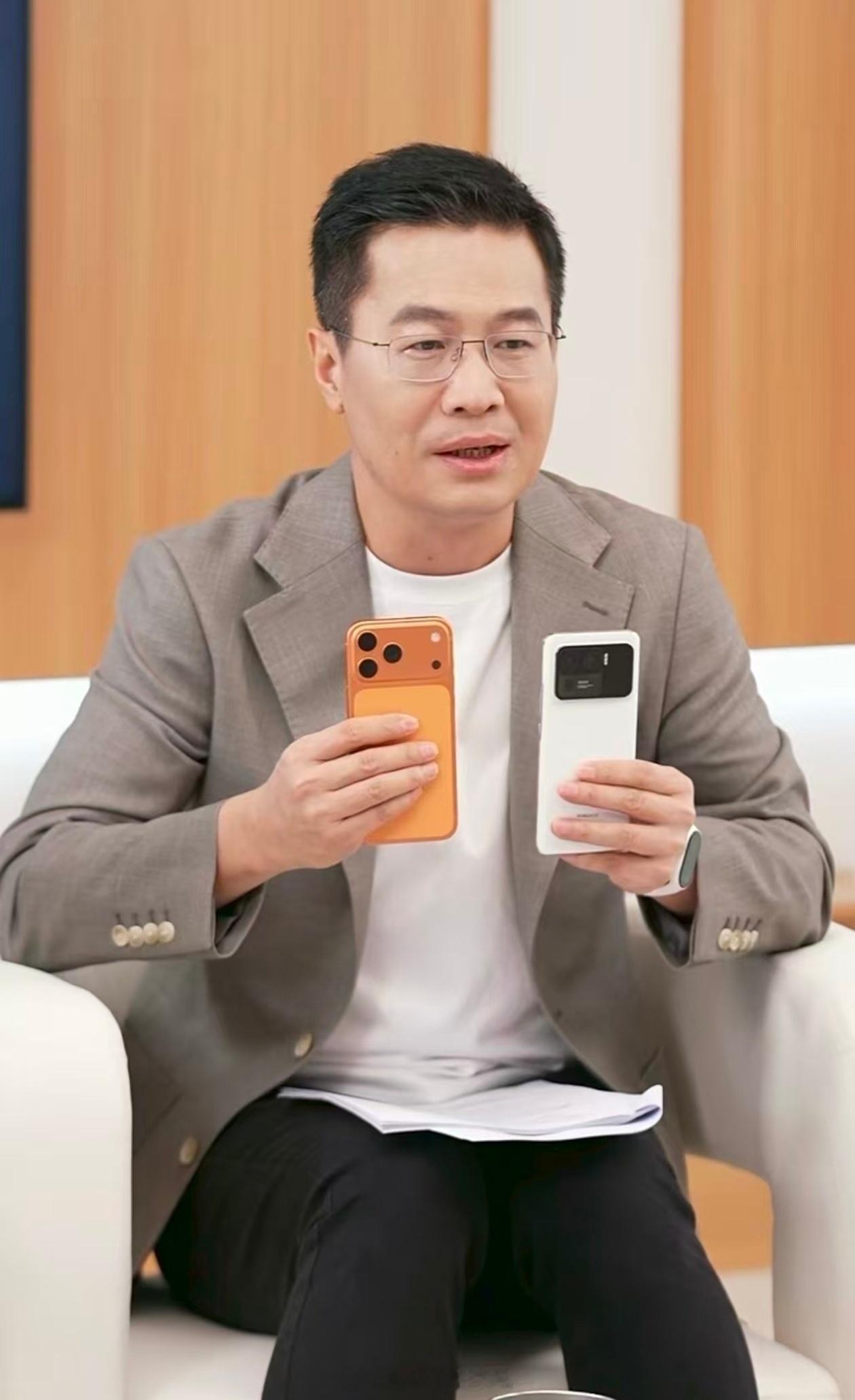 卢伟冰说小米17不像iPhone17拿出小米11Ultra的时候，就十分有味道