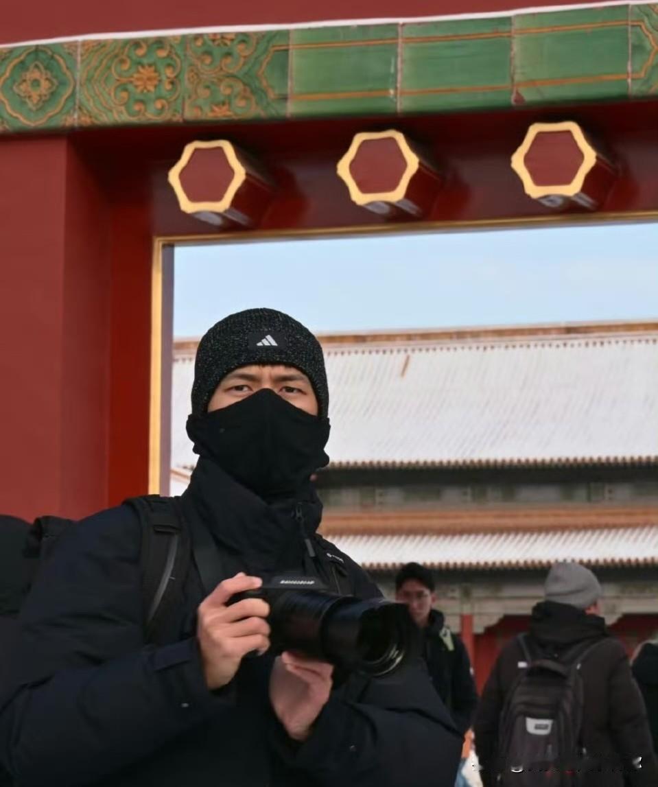 李现啊李现，相机才是你的本命。别人晒代言晒剧本，你倒好，微博一打开全是鸟。灰