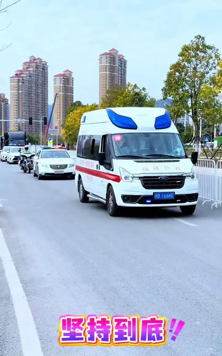 最后一名冲线，警车开道！3月10日莆田马拉松，关门时间6小时15分。一名大