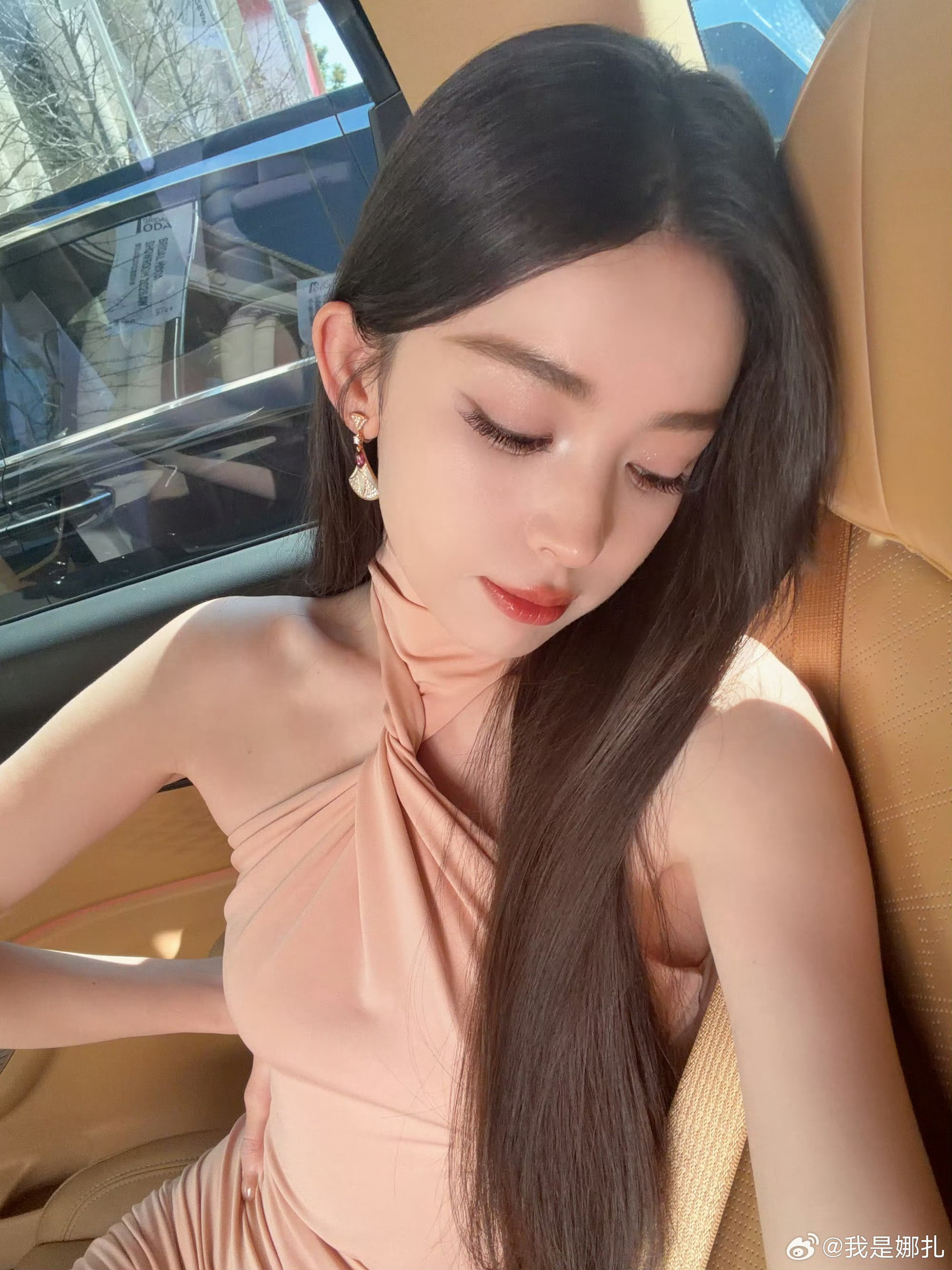 娜扎自拍，建模脸不挑角度，怼脸好美！