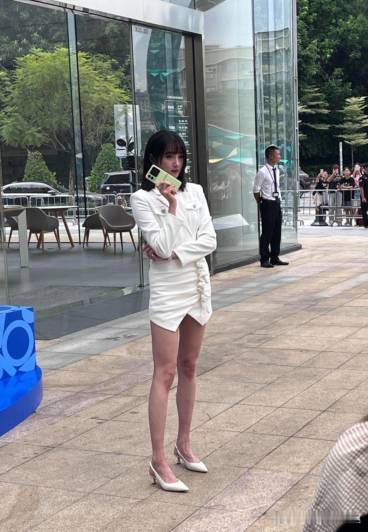 关晓彤，她真的腿都细成杆了，上身还是显壮！