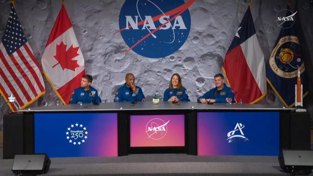 刚完成绕月飞行的ArtemisII宇航员们开了回来后的第一场记者会。指挥官