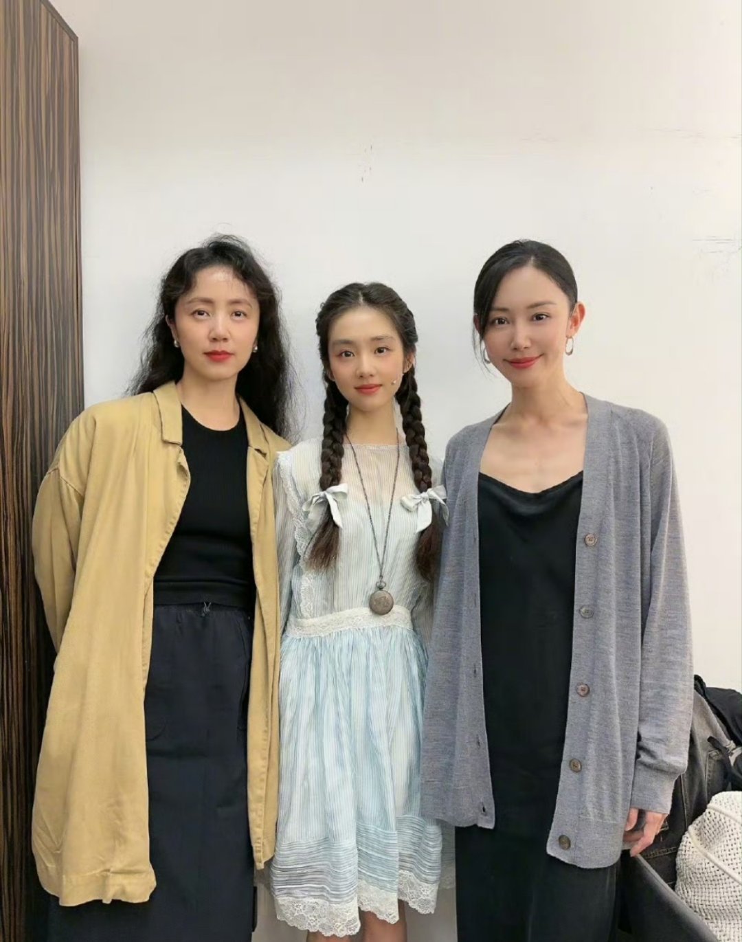 孙莉、黄多多、朱洁静合照与何炅话剧结束后一起下班跟妈妈太像了，好漂亮好灵动！！