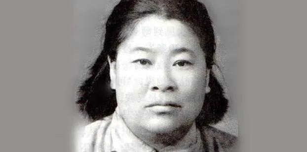 1933年，许世友听说部队有一位武当出身的女侠何子友，便想要切磋一番，他迈着自信