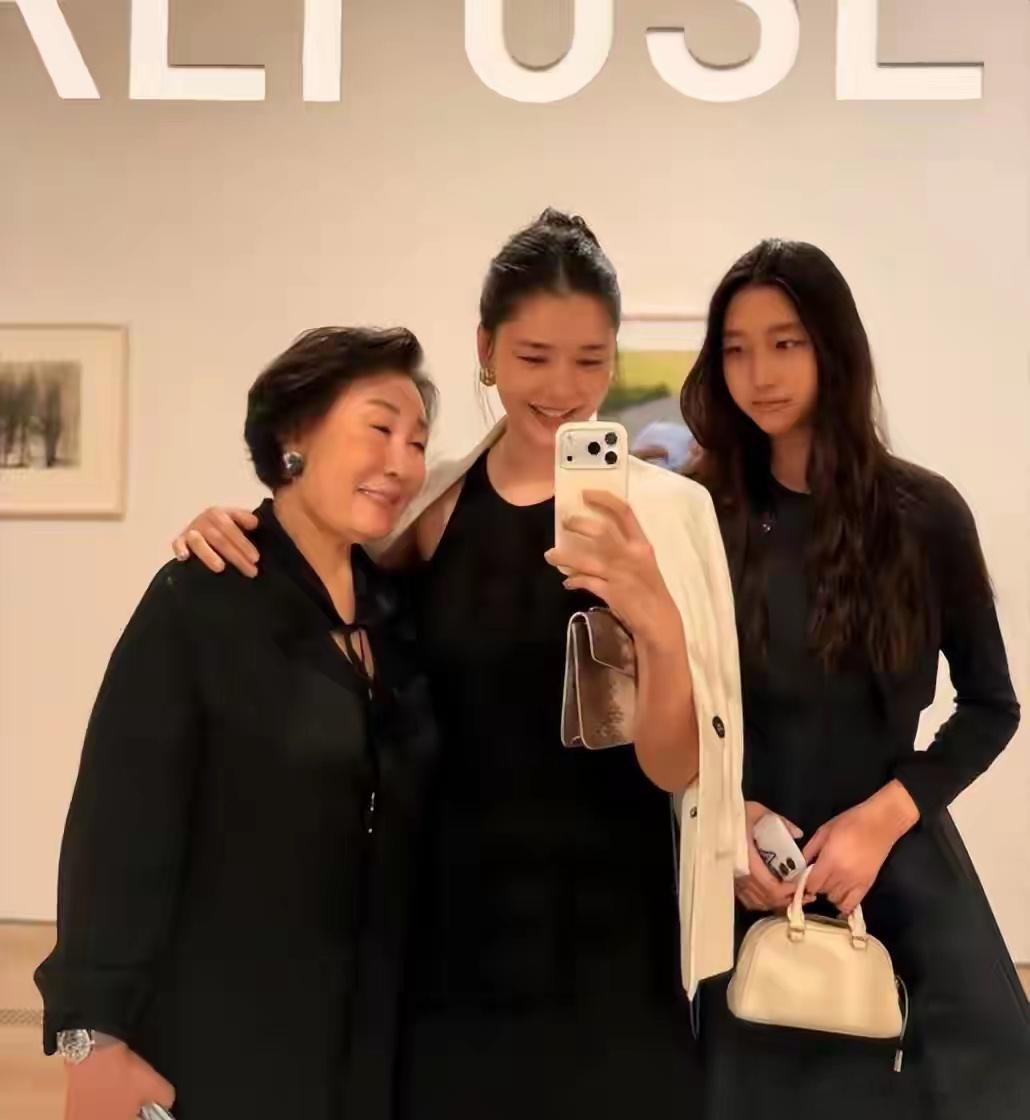 不愧是“最强小三”，金熙英和16岁女儿同框，颜值身段比女儿还美