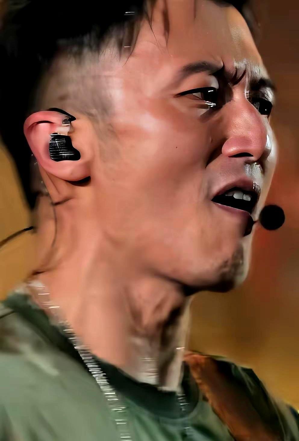 谢霆锋那张从不擦粉底的脸终于被时间追上了。七夕当天北京正大中心的写字楼门口，他顶