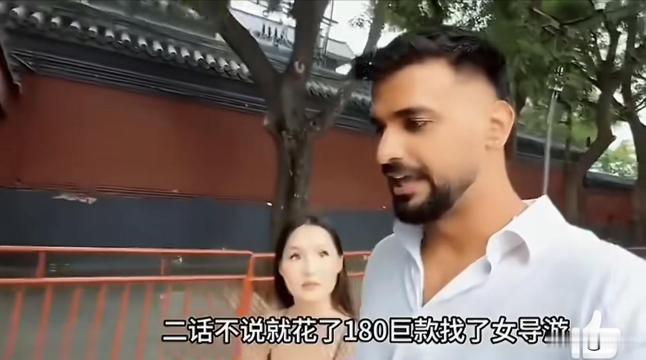 一名自视优越的印度高种姓博主来华旅游，全程带着居高临下的心态。路上遇降雨，他只顾