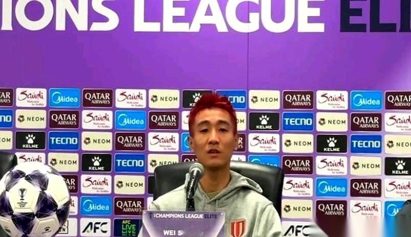 这一巴掌扇得，真响。韦世豪这小子，对着镜头，不带一个脏字儿，就把俩前任老东家的