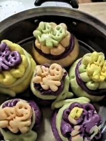 “他奶奶个腿地，这年头，没有点儿技术，都不配当奶奶啦！”邻家嫂子气哼哼地说。