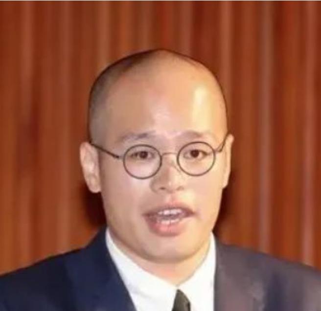 黎智英的儿子黎崇恩对英国记者说，希望英国首相访问中国时，能把黎智英给带回来。