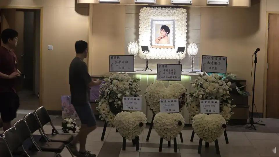 施明設靈｜李家鼎與大仔隔空對罵李泳豪花圈缺太太名字李家鼎前妻施明上月因肺炎病逝