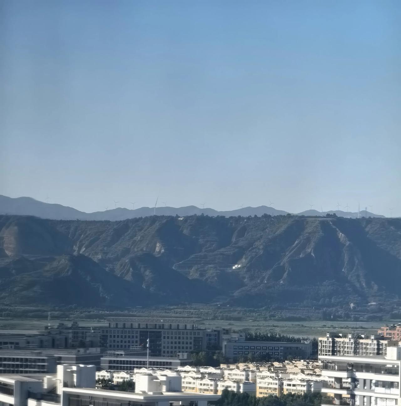 华为手机从高处拍摄的河南山西交界处的黄河与黄土高原景象是不是很壮观。