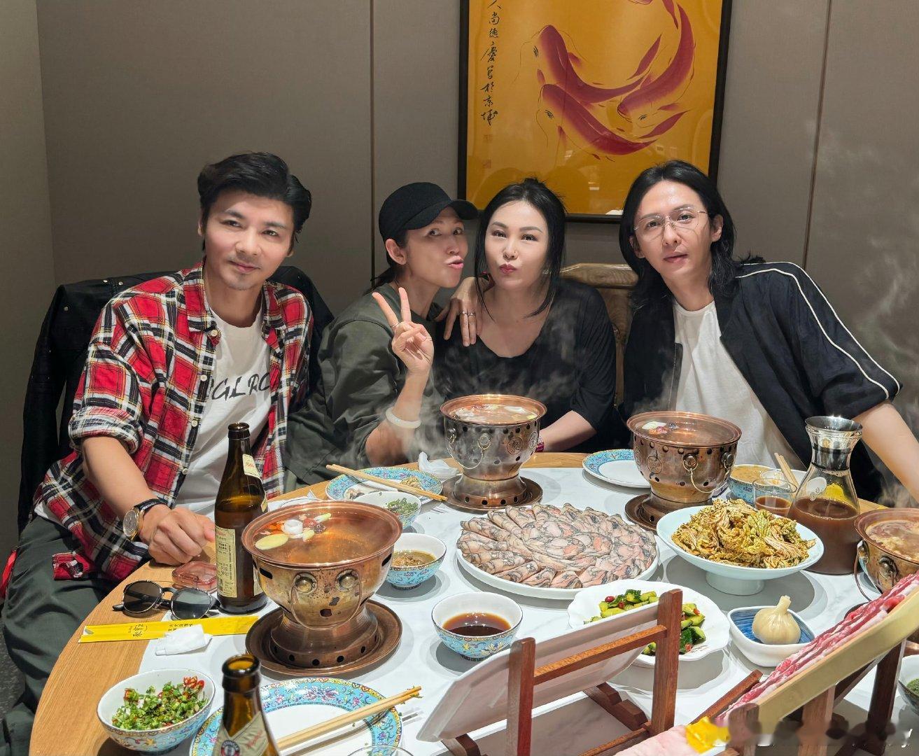 张淇夫妇与蔡少芬张晋聚会张淇夫妇和张晋蔡少芬聚会张淇、张晋和蔡少芬围坐吃火锅，这