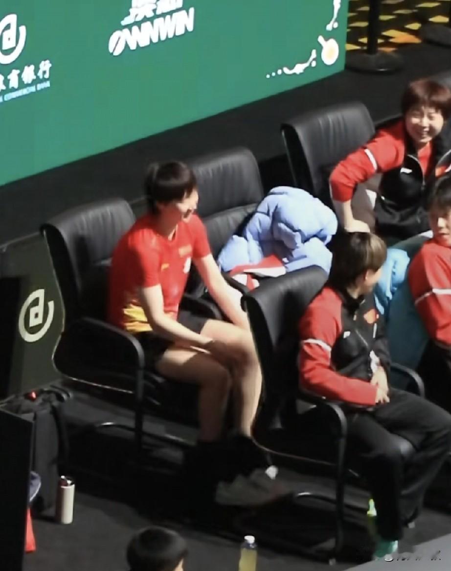 笑死我了！王曼昱穿错裤子了，应该是梁靖崑的裤子！鳗鱼3:0取胜后还挺高兴，